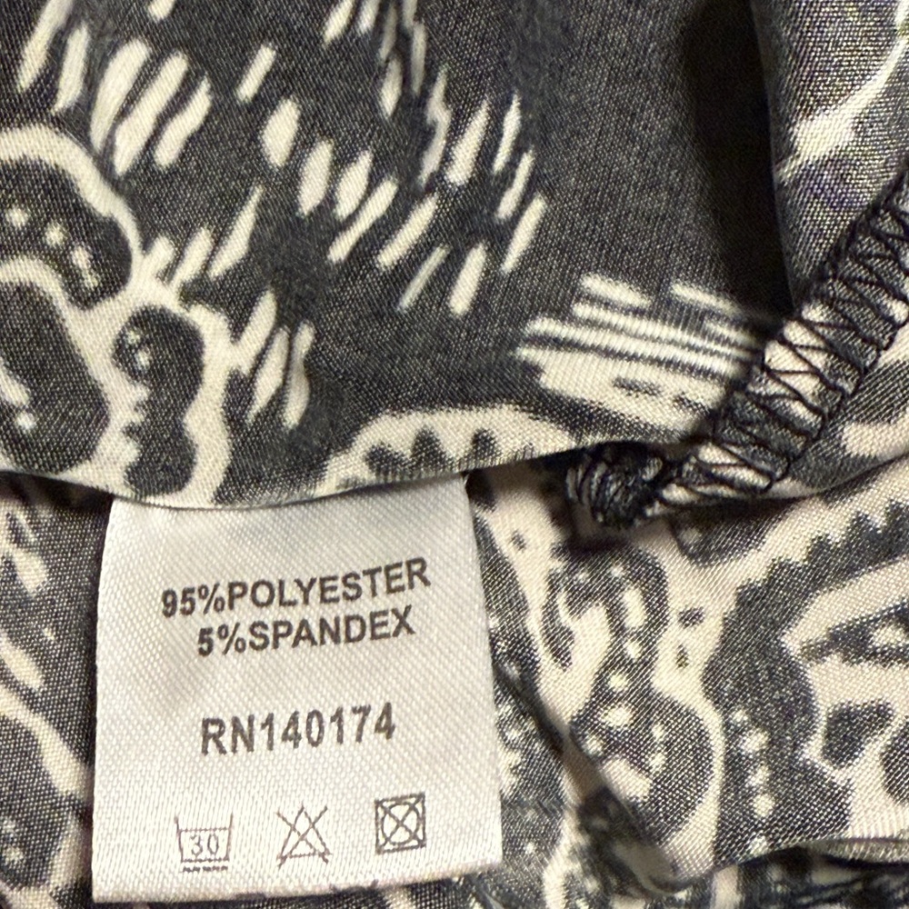 Elegant Black and White Print Dress - Picture 9 of 11